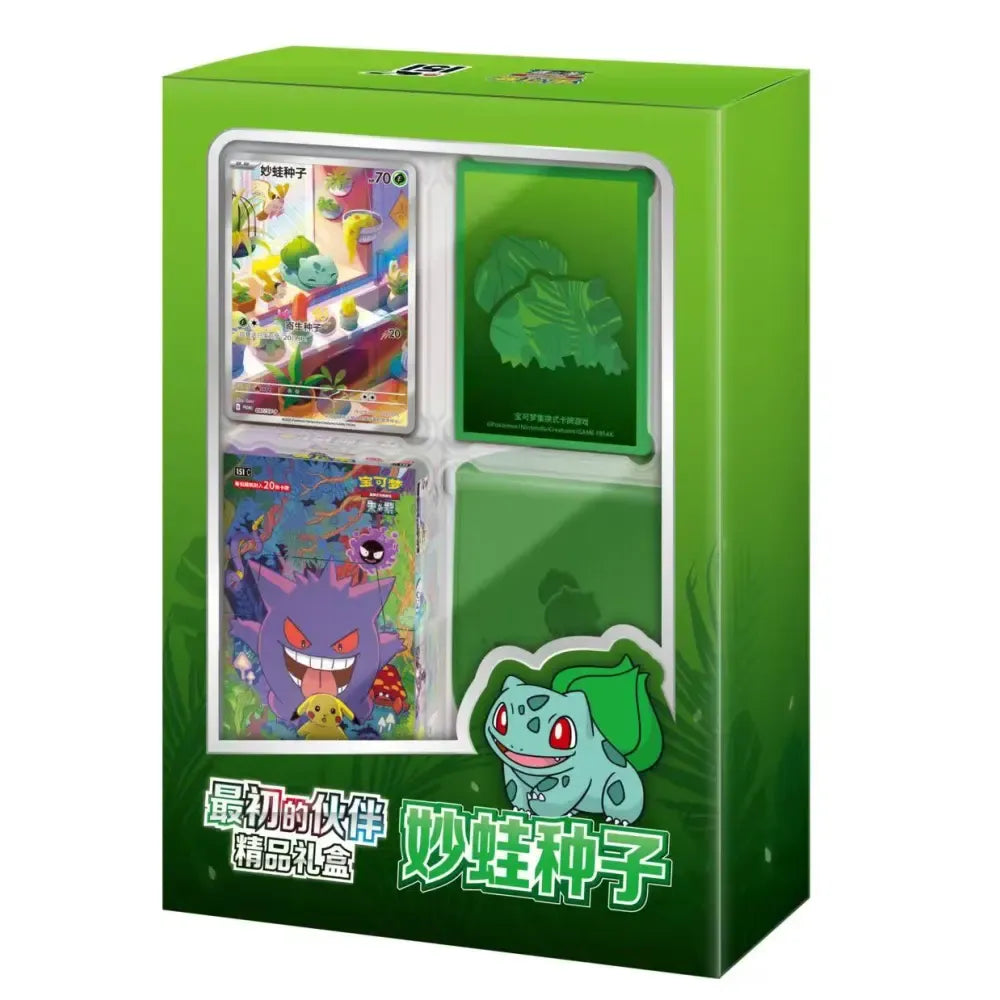 Pokémon Collect 151 First Partner Gift Box Bulbasaur (Kinesisk) by The Pokémon Company—green box with a Bulbasaur illustration and Chinese text, displaying Pokémon cards and items through transparent sections on the front.