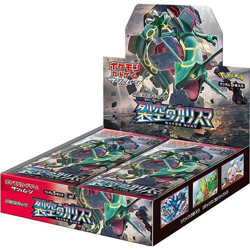 Display box of Pokémon TCG: Sky-Splitting Charisma Booster Box - Japansk (Sun & Moon: SM7) trading card booster packs featuring Rayquaza artwork.