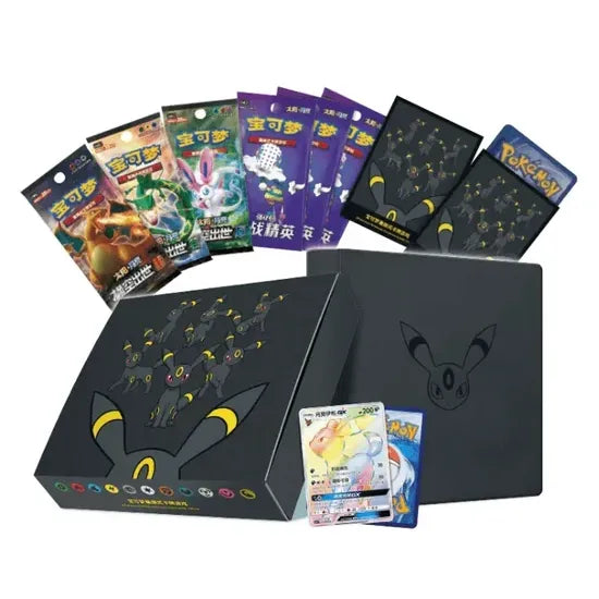 A black gift box from The Pokémon Company showcases artwork of Umbreon, the dark-type Pokémon, with multiple Umbreon illustrations and yellow ring motifs on a dark background. This Simplified Chinese Pokémon Umbreon Eevee GX Gift Box is ideal for collectors and fans of Pokémon TCG kinesiske kort.