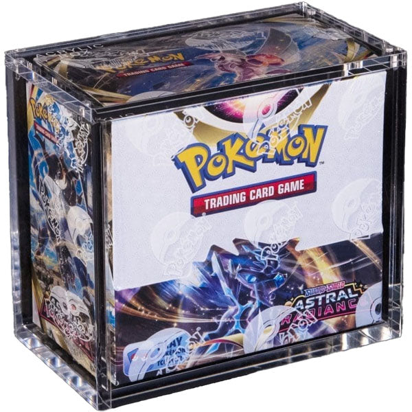 The Acrylic Box: Pokémon Booster Box by The Pokémon Company is a black rectangular box featuring a line drawing of a clear display case and the dimensions 87 x 158 x 134 mm. Labeled as a premium booster box beskyttelse, this durable acrylic display provides usage instructions and keeps your collection dust-free and securely showcased—ideal for collectors seeking reliable protection for their Pokémon booster boxes.