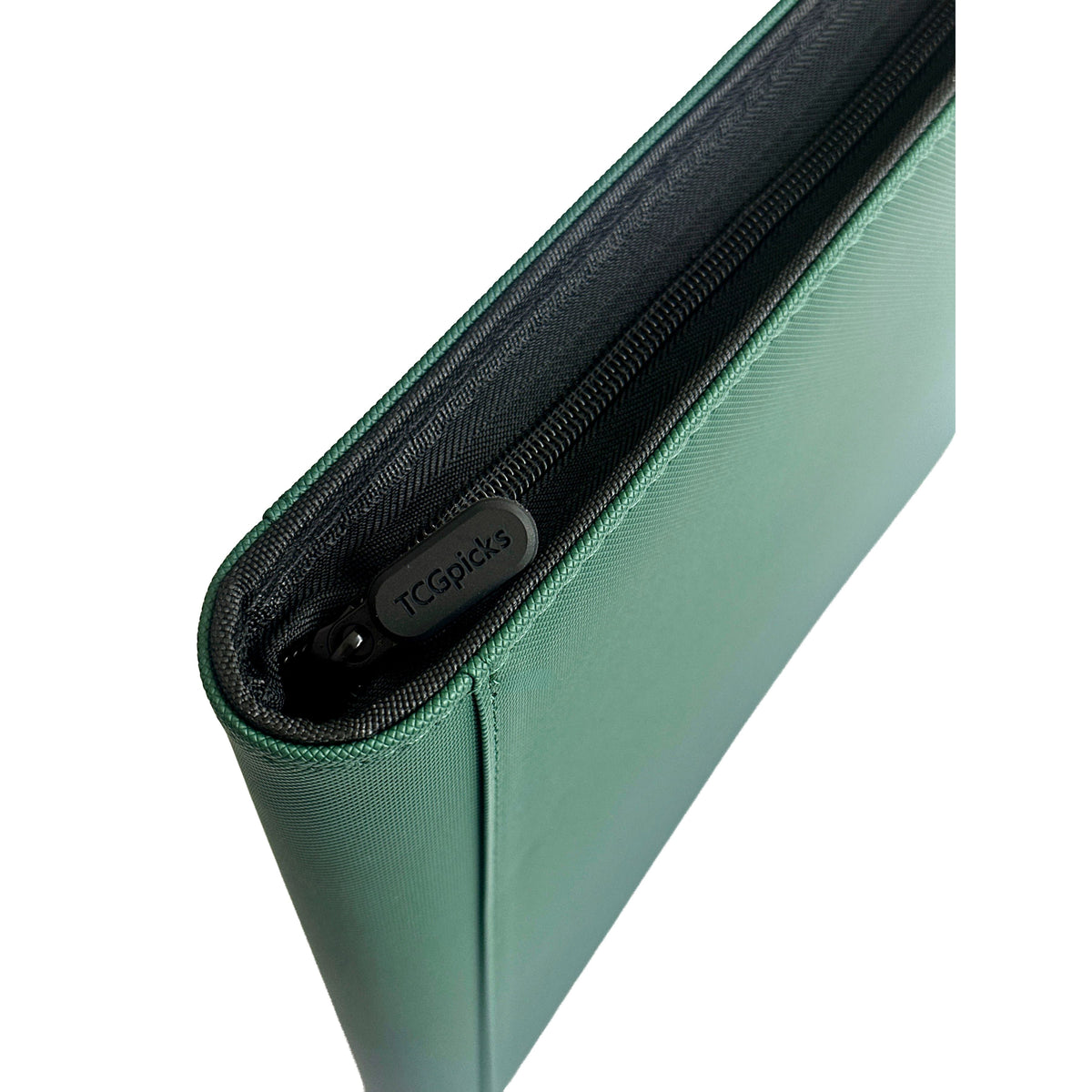 A close-up of the TCGpicks: Samlekortmappe [480 pockets 4X3] by Ml Trading shows a green, fabric-textured zippered organizer partially open. Featuring a zipper pull labeled “TCGpicks” and structured edges, this case offers 480 lommer for safely storing trading cards.