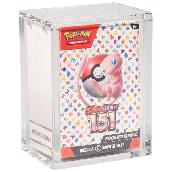 A black box labeled The Acrylic Box: Pokémon Booster Bundle Akryl Case from The Pokémon Company, featuring a line drawing of an akryl case on the front for optimal beskyttelse of your Pokémon booster bundle.