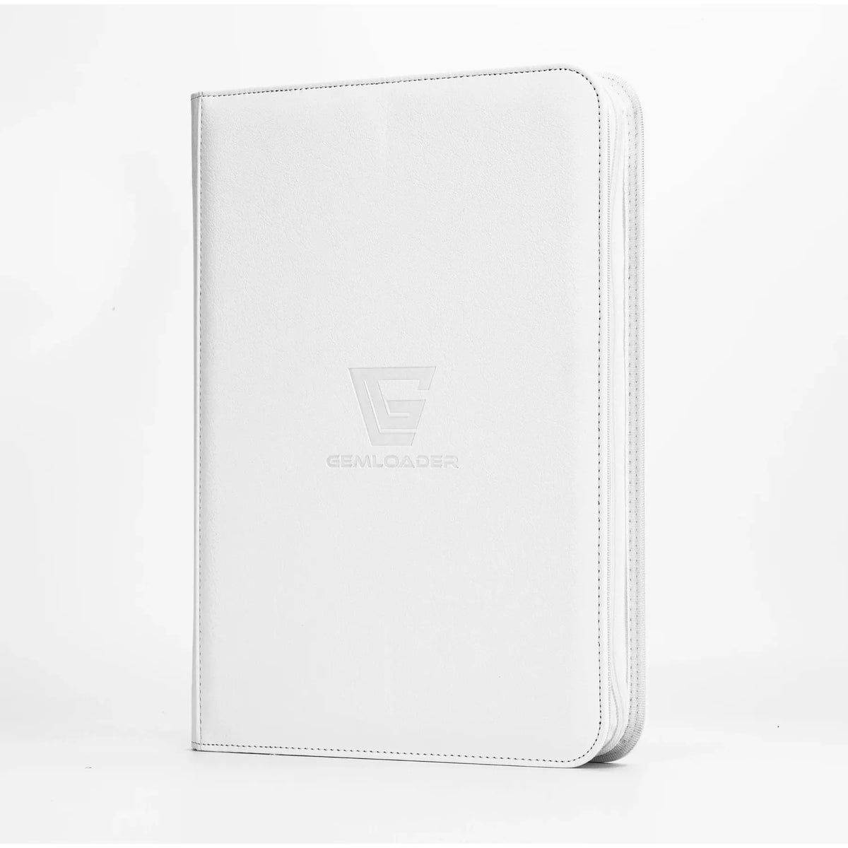 The Gemloader: Premium Samlekortmappe [360 pockets 3X3] by Gemloader is a closed, white zippered binder with the stylized G logo on the front, ideal for opbevaring samlekort, shown standing upright against a plain white background.