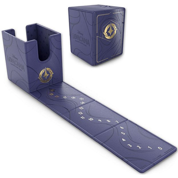 Certainly! Here’s a revised version that incorporates your product data: The Disney Lorcana Premium Deck Box by Ravensburger is a dark blue, premium Lorcana TCG tilbehør featuring elegant gold geometric patterns and an embossed Lorcana logo on the front—perfectly crafted for collectors and players alike.