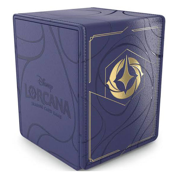 Certainly! Here’s a revised version that incorporates your product data: The Disney Lorcana Premium Deck Box by Ravensburger is a dark blue, premium Lorcana TCG tilbehør featuring elegant gold geometric patterns and an embossed Lorcana logo on the front—perfectly crafted for collectors and players alike.