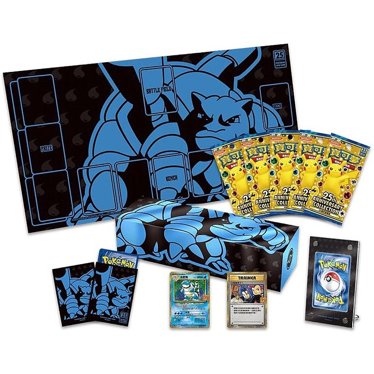 Celebrate with the Pokémon TCG: Blastoise 25th Anniversary Premium Collection Box (Kinesisk) by The Pokémon Company, featuring a blue playmat, five booster packs, card sleeves, binder, sealed box, and two displayed cards including holo Blastoise.