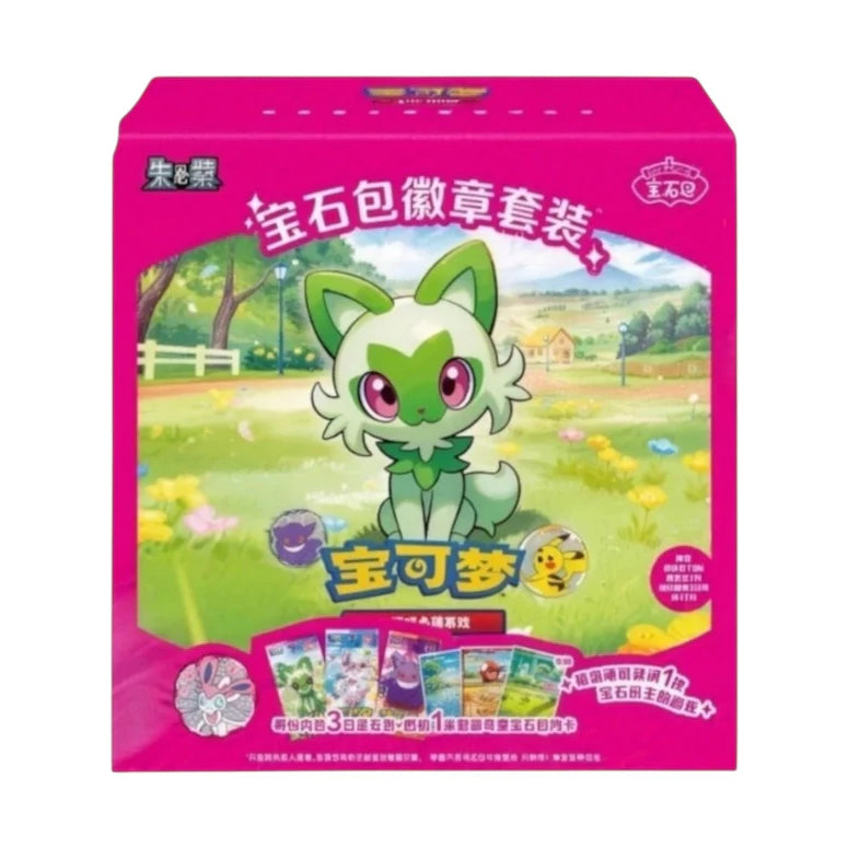 The Pokémon TCG: Gem Pack Badge Set Box (Kinesisk) by The Pokémon Company features a pink box with a green cat-like character, grassy field design, colorful cards, badges, Chinese text, and outdoor-themed packaging for collectors.