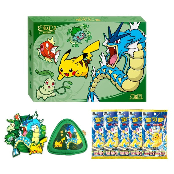 The Pokémon Company’s Pokémon TCG: Dragon Boat Festival Box (Kinesisk) features Pikachu, Gyarados, Magikarp, Bulbasaur, and Chikorita with themed accessories and five booster card packs displayed in front of the green box.