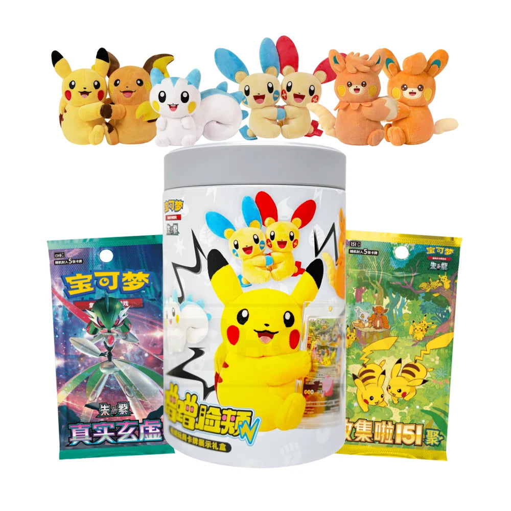 Introducing the Pokémon Plush Toy Tin Blindbox (Kinesisk) from The Pokémon Company—a fun surprise box featuring adorable Pokémon plush toys like Pikachu and friends, a collectible Pikachu tin, and two packs of specially designed Pokémon trading cards. Perfect for Pokémon fans and plush collectors alike!.