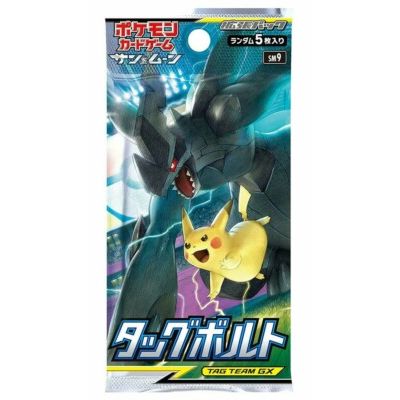 Display box containing Japanese Pokémon TCG: Tag Bolt Booster Box - Japansk (Sun & Moon: SM9) booster packs featuring illustrations of Pikachu and Zekrom.